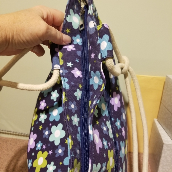 A great, fun, groovy flower bag - Picture 3 of 16